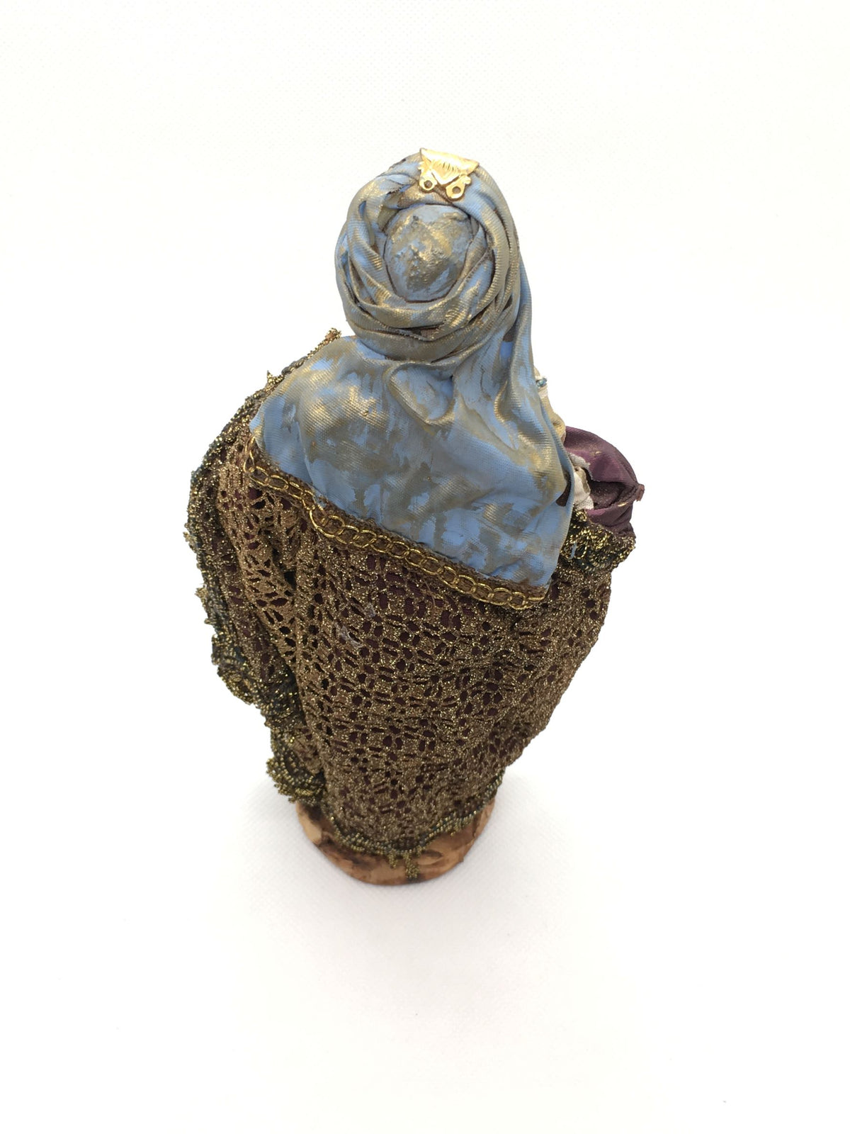 Dettaglio posteriore del turbante azzurro e del mantello in pizzo dorato della statuina di Baldassarre Angela Tripi.