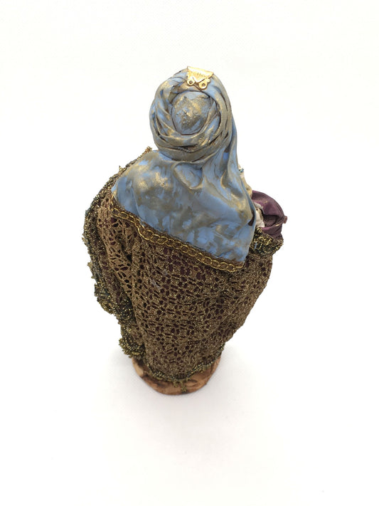 Dettaglio posteriore del turbante azzurro e del mantello in pizzo dorato della statuina di Baldassarre Angela Tripi.