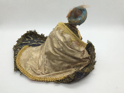 Vista posteriore del mantello beige e oro con frange dorate e firma dell'artista sulla statuina di Melchiorre Angela Tripi.