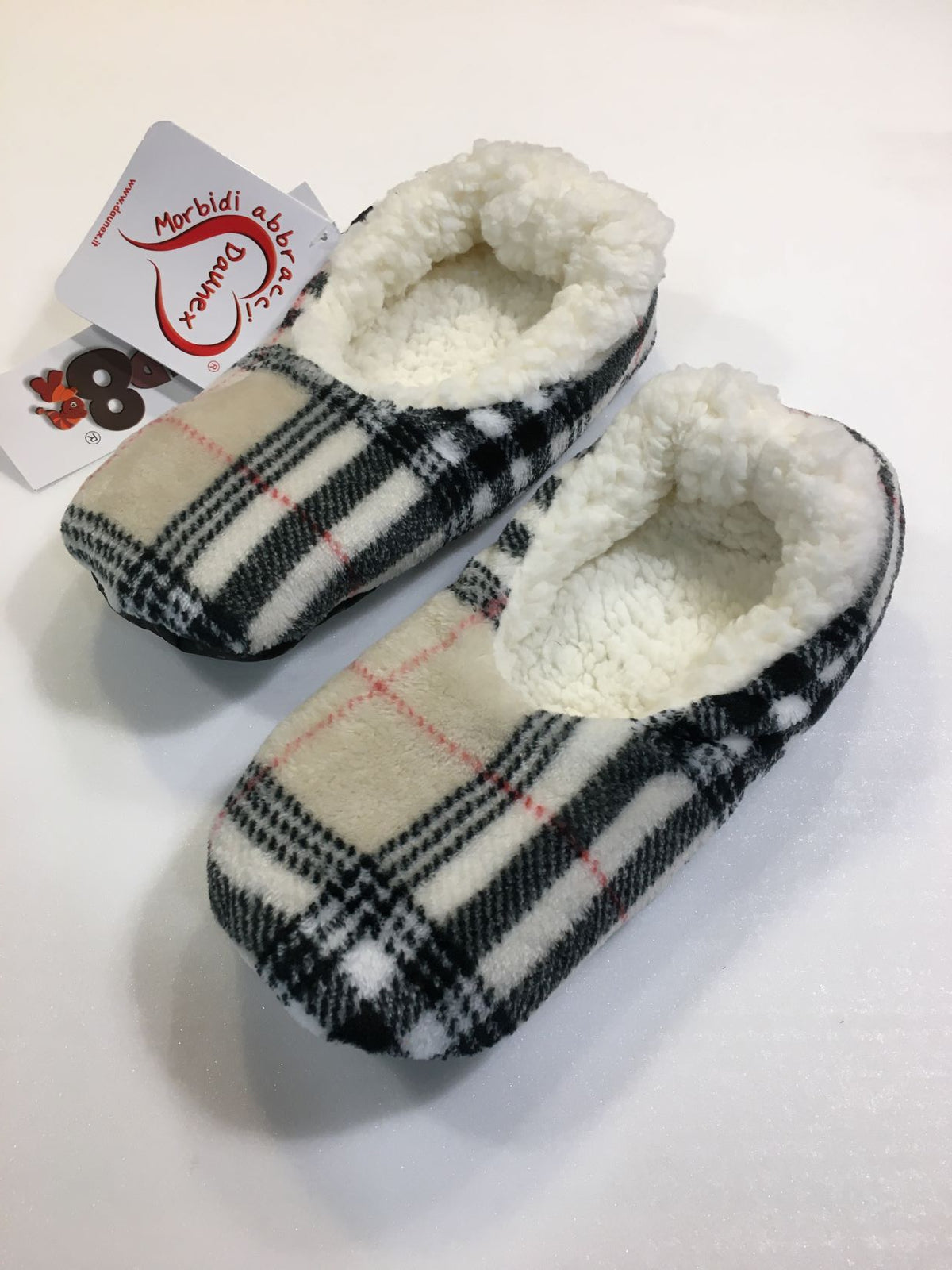 Pantofole Ballerine in morbidissima microfibra con fondo di colore beige e decoro Tartan scozzese. Tessuto 100% poliestere. In negozio e online su tuttochic.live