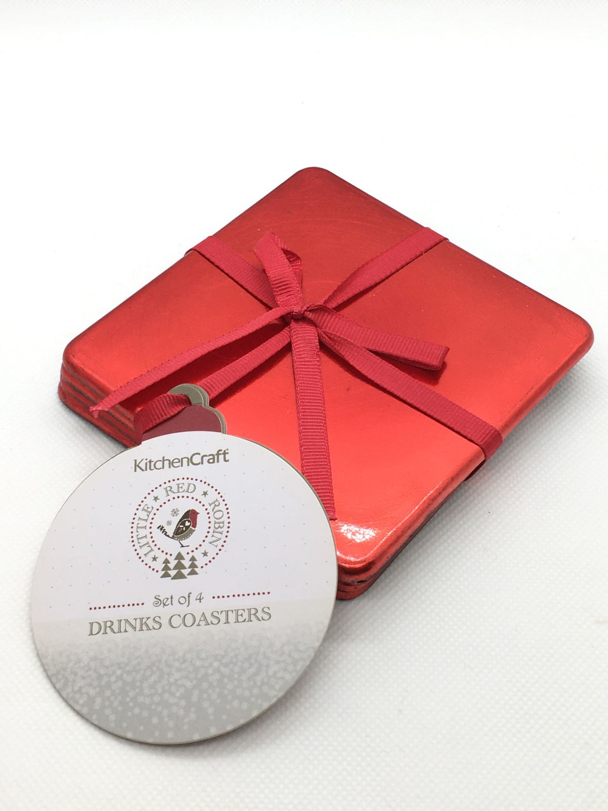Set di 4 sottobicchieri in plastica effetto metallo di colore rosso. Dimensioni: sottobicchiere singolo cm 10 x 10. In negozio e online su tuttochic.live