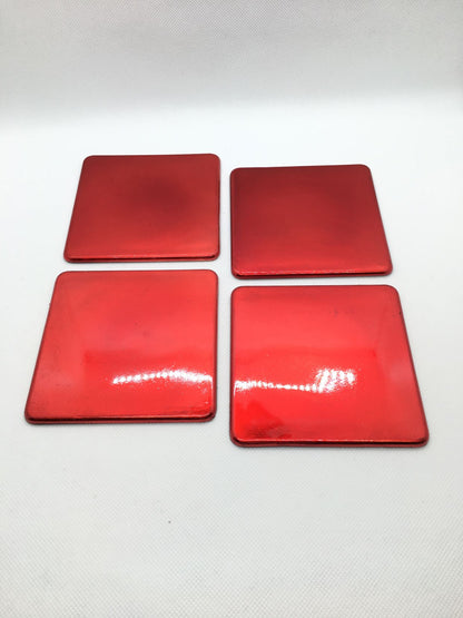 Set di 4 sottobicchieri in plastica effetto metallo di colore rosso. Dimensioni: sottobicchiere singolo cm 10 x 10. In negozio e online su tuttochic.live