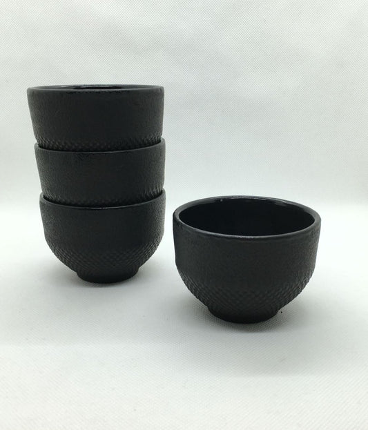 Tazza da tè in ghisa nera. Dimensioni: cm 8 x 5,5 h. Peso : 330 gr. In negozio e online su tuttochic.live
