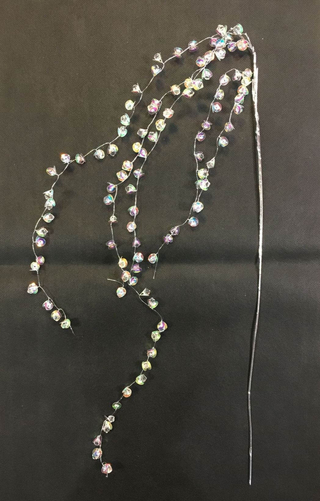 Ramo con bacche multicolor. Inserito in una composizione di fiori, il filante dà volume e un aspetto più raffinato. Possono essere inseriti anche nell'albero di Natale. In negozio e online su tuttochic.live