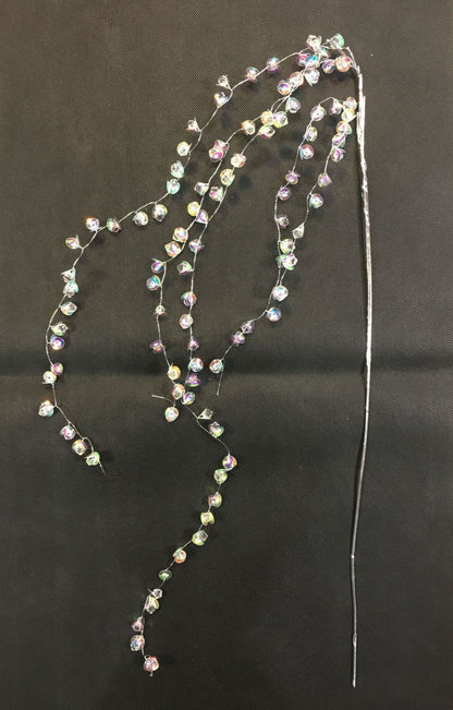 Ramo con bacche multicolor. Inserito in una composizione di fiori, il filante dà volume e un aspetto più raffinato. Possono essere inseriti anche nell'albero di Natale. In negozio e online su tuttochic.live