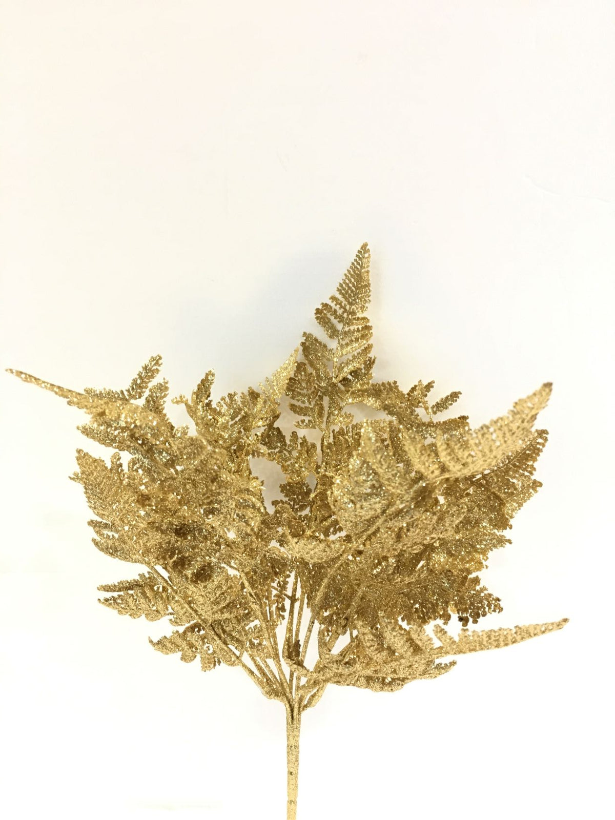 Cespuglio di Felce ornamentale artificiale di colore oro glitter. Dimensioni: cm 46 h. In negozio e online su tuttochic.live