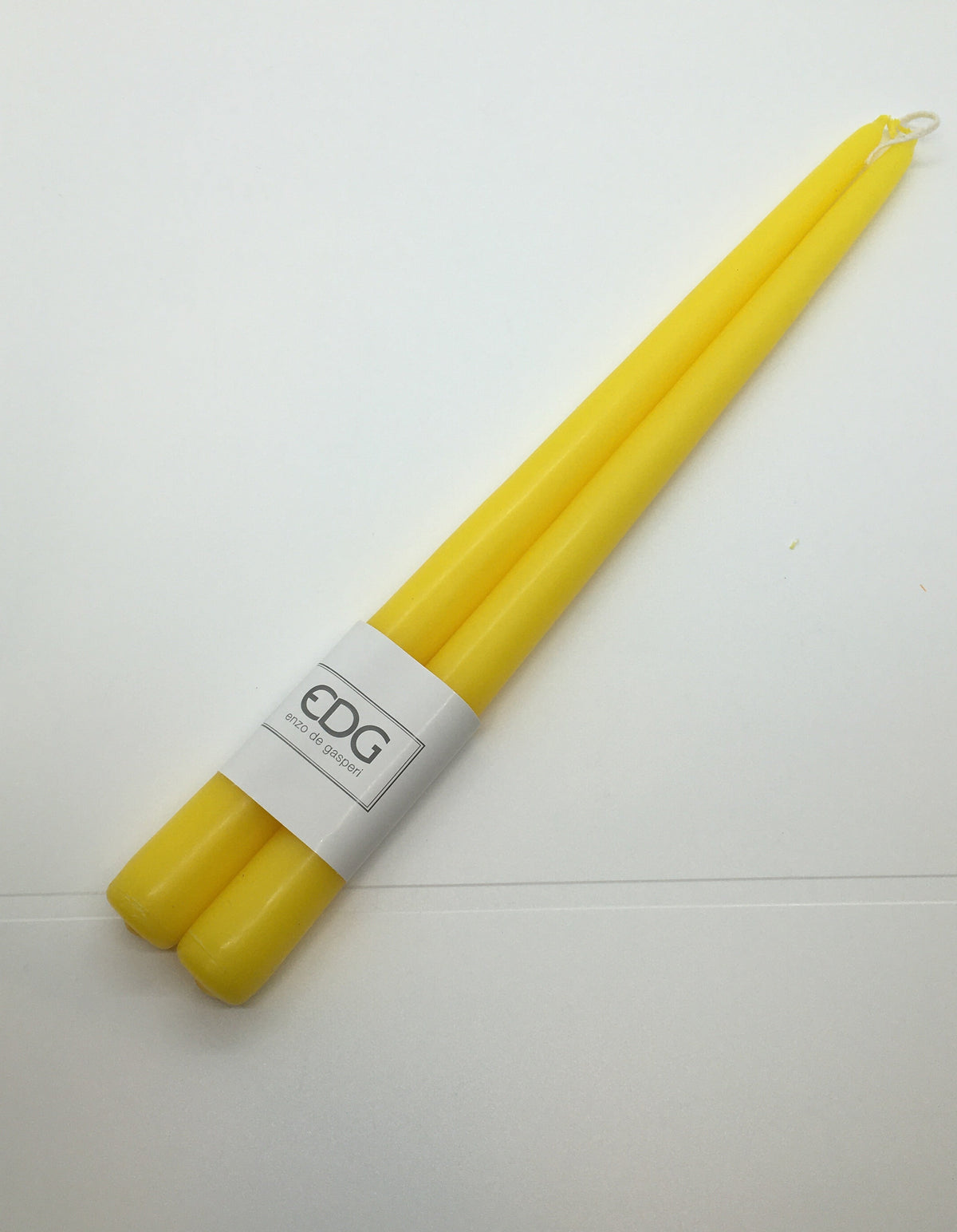Set di 2 candele lunga liscia di colore giallo. Dimensioni: mm 300 x 22 ø Attenzione: uso decorativo non è un giocattolo, tenere lontano dai bambini. In negozio e online su tuttochic.live