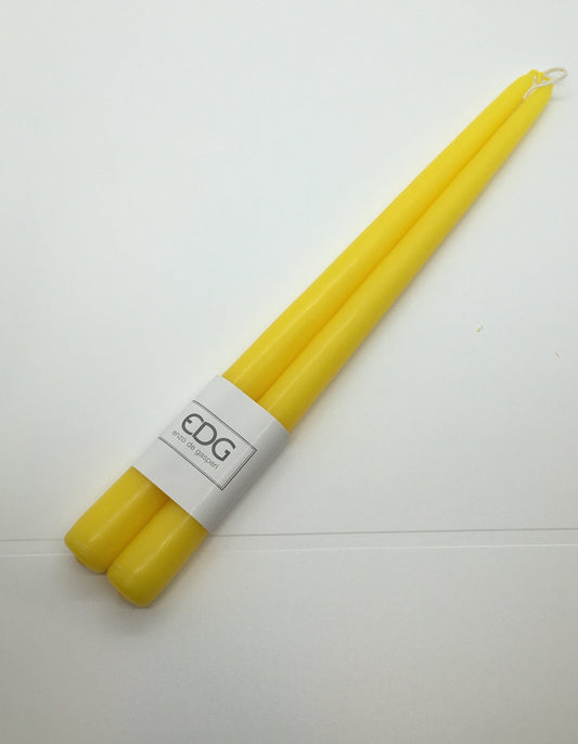 Set di 2 candele lunga liscia di colore giallo. Dimensioni: mm 300 x 22 ø Attenzione: uso decorativo non è un giocattolo, tenere lontano dai bambini. In negozio e online su tuttochic.live