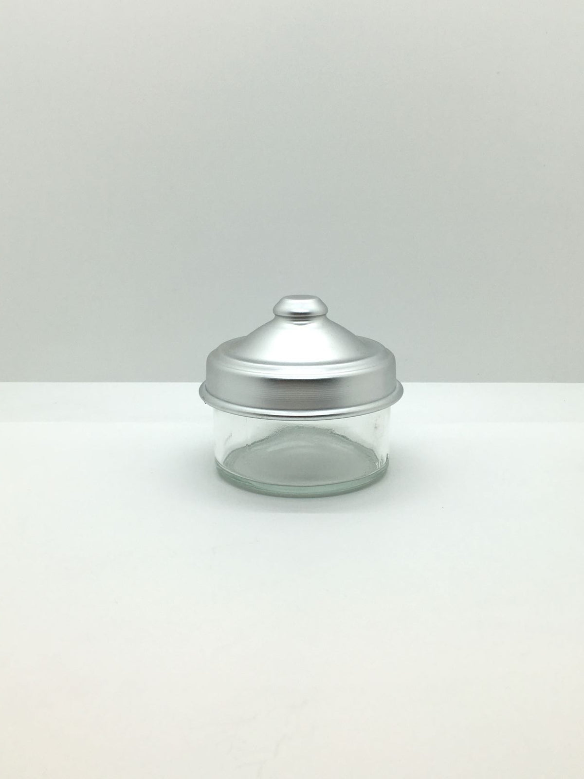 Barattolo in vetro con coperchio in alluminio. Made in Italy Dimensioni: ø 9 x h 8 cm. In negozio e online su tuttochic.live 