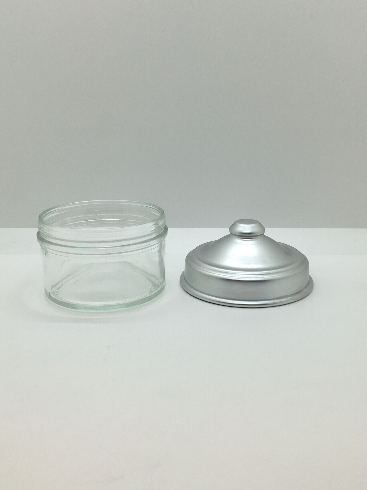 Barattolo in vetro con coperchio in alluminio. Made in Italy Dimensioni: ø 9 x h 8 cm. In negozio e online su tuttochic.live 