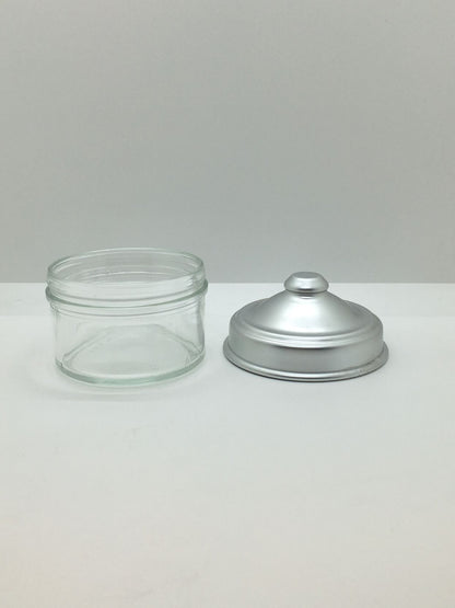 Barattolo in vetro con coperchio in alluminio. Made in Italy Dimensioni: ø 9 x h 8 cm. In negozio e online su tuttochic.live 