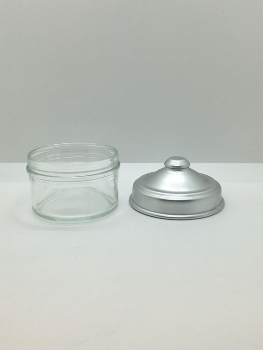 Barattolo in vetro con coperchio in alluminio. Made in Italy Dimensioni: ø 9 x h 8 cm. In negozio e online su tuttochic.live 