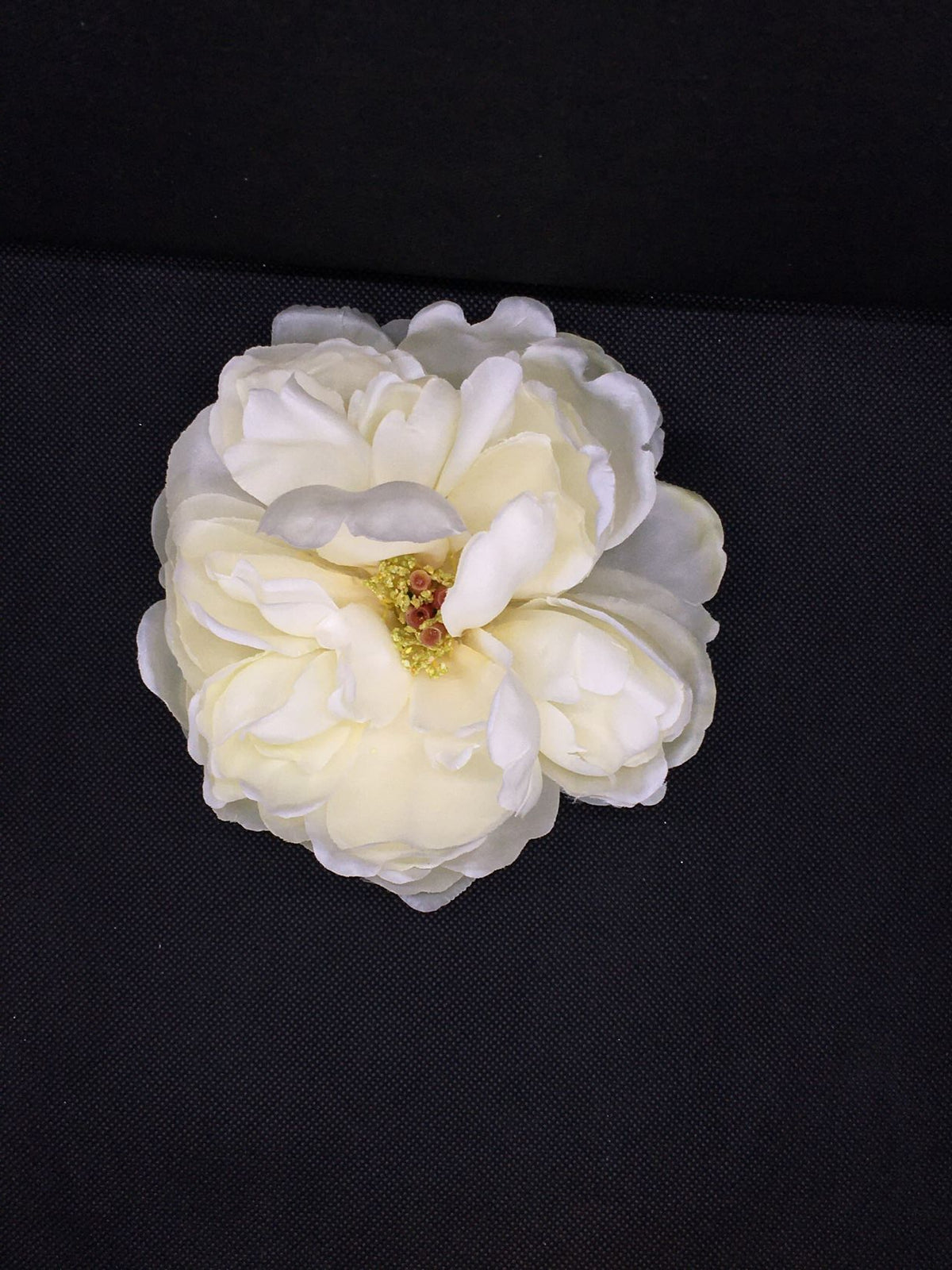 Fiore artificiale di Peonia di colore bianco. Petali in tessuto, corolla e base galleggiante in plastica. Dimensioni: ø cm 13 x h 6. In negozio e online su tuttochic.live