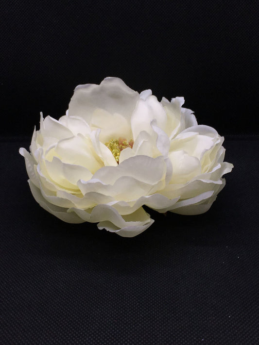 Fiore artificiale di Peonia di colore bianco. Petali in tessuto, corolla e base galleggiante in plastica. Dimensioni: ø cm 13 x h 6. In negozio e online su tuttochic.live