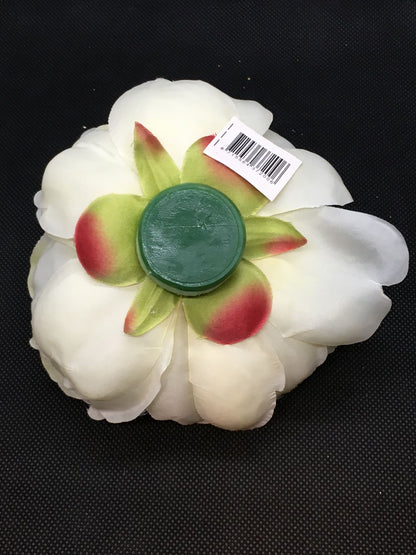Fiore artificiale di Peonia di colore bianco. Petali in tessuto, corolla e base galleggiante in plastica. Dimensioni: ø cm 13 x h 6. In negozio e online su tuttochic.live