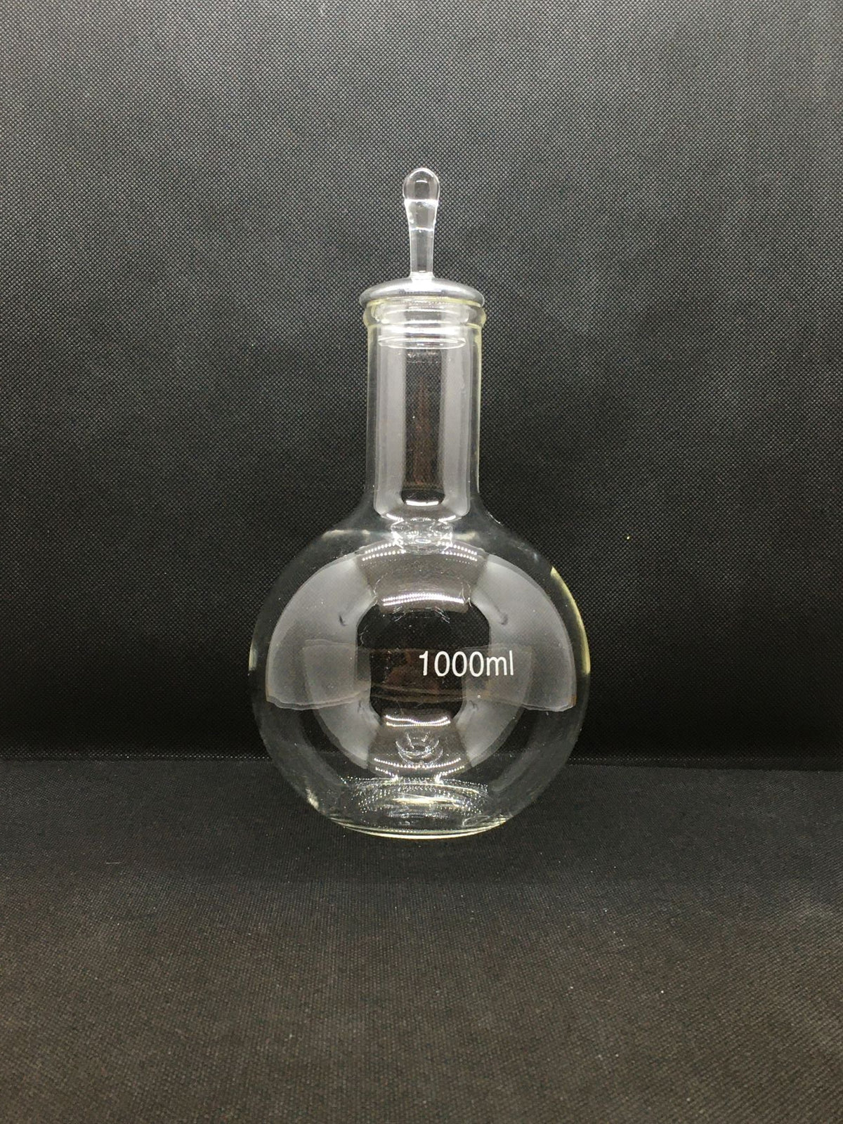Bottiglia in vetro trasparente con scritta "1000 ml" con coperchio. Dimensioni: cm h 24 x ø 12 (diametro collo cm 3,6) Articolo per uso decorativo, gradazione approssimata. In negozio e online su tuttochic.live