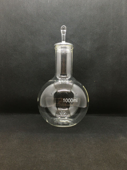 Bottiglia in vetro trasparente con scritta "1000 ml" con coperchio. Dimensioni: cm h 24 x ø 12 (diametro collo cm 3,6) Articolo per uso decorativo, gradazione approssimata. In negozio e online su tuttochic.live