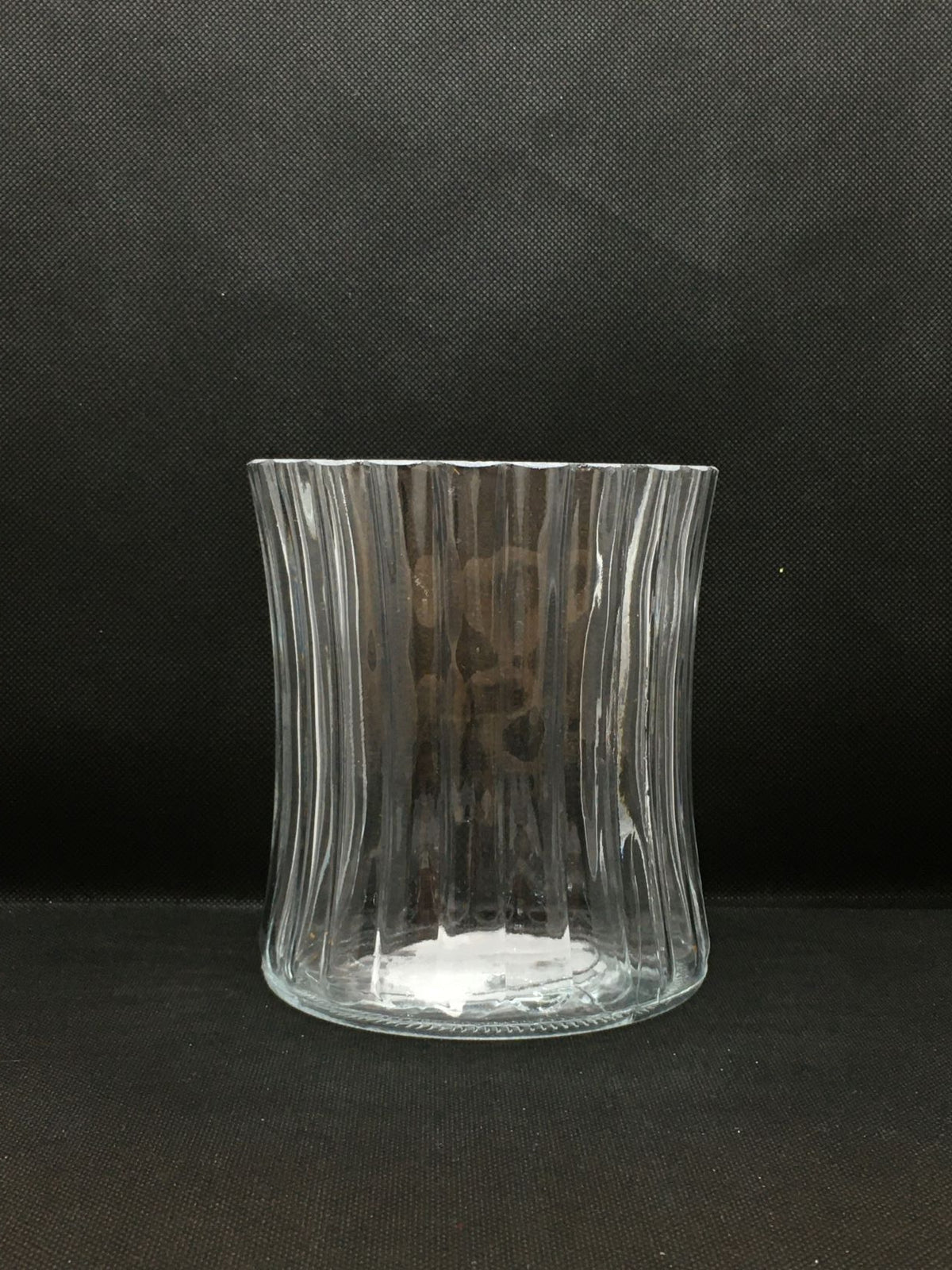 Vaso concavo in vetro a righe. Ideale come vaso portafiori basso o portacandele. Dimensioni: cm ø 12 x h 14 (diametro centro del vaso cm 9). In negozio e online su tuttochic.live