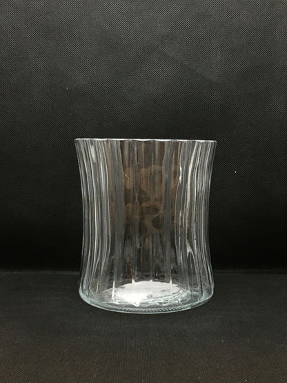 Vaso concavo in vetro a righe. Ideale come vaso portafiori basso o portacandele. Dimensioni: cm ø 12 x h 14 (diametro centro del vaso cm 9). In negozio e online su tuttochic.live