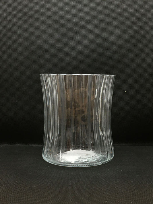Vaso concavo in vetro a righe. Ideale come vaso portafiori basso o portacandele. Dimensioni: cm ø 12 x h 14 (diametro centro del vaso cm 9). In negozio e online su tuttochic.live