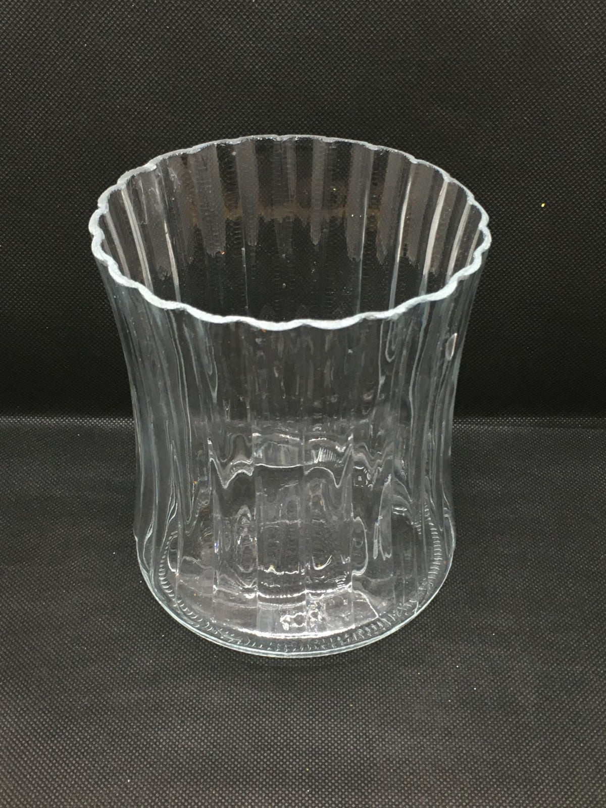 Vaso concavo in vetro a righe. Ideale come vaso portafiori basso o portacandele. Dimensioni: cm ø 12 x h 14 (diametro centro del vaso cm 9). In negozio e online su tuttochic.live