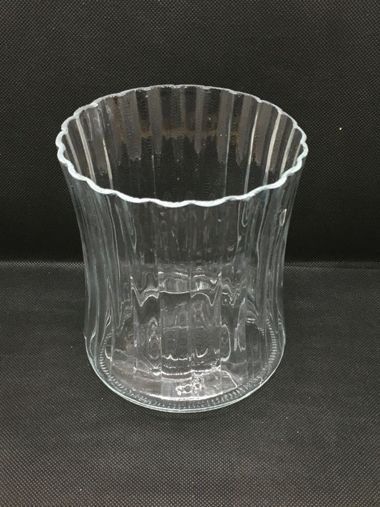 Vaso concavo in vetro a righe. Ideale come vaso portafiori basso o portacandele. Dimensioni: cm ø 12 x h 14 (diametro centro del vaso cm 9). In negozio e online su tuttochic.live