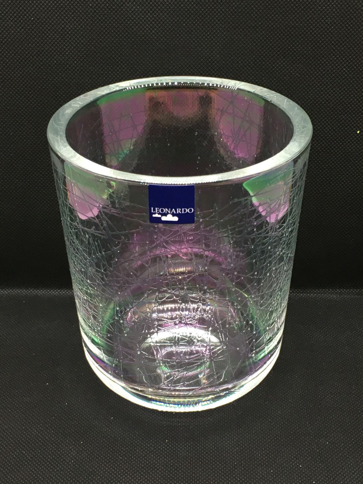 Vaso portacandela in vetro con decoro iridescente. Dimensioni: ø cm 11,5 x 13,5 h , spessore vetro cm 1. In negozio e online su tuttochic.live