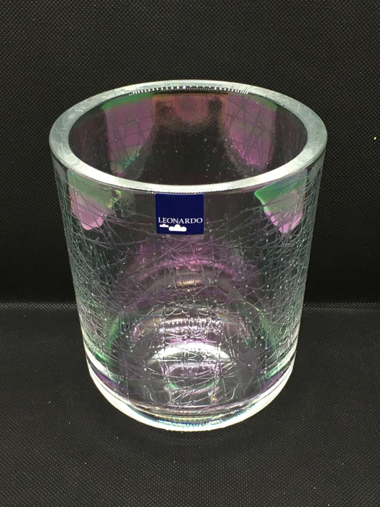 Vaso portacandela in vetro con decoro iridescente. Dimensioni: ø cm 11,5 x 13,5 h , spessore vetro cm 1. In negozio e online su tuttochic.live