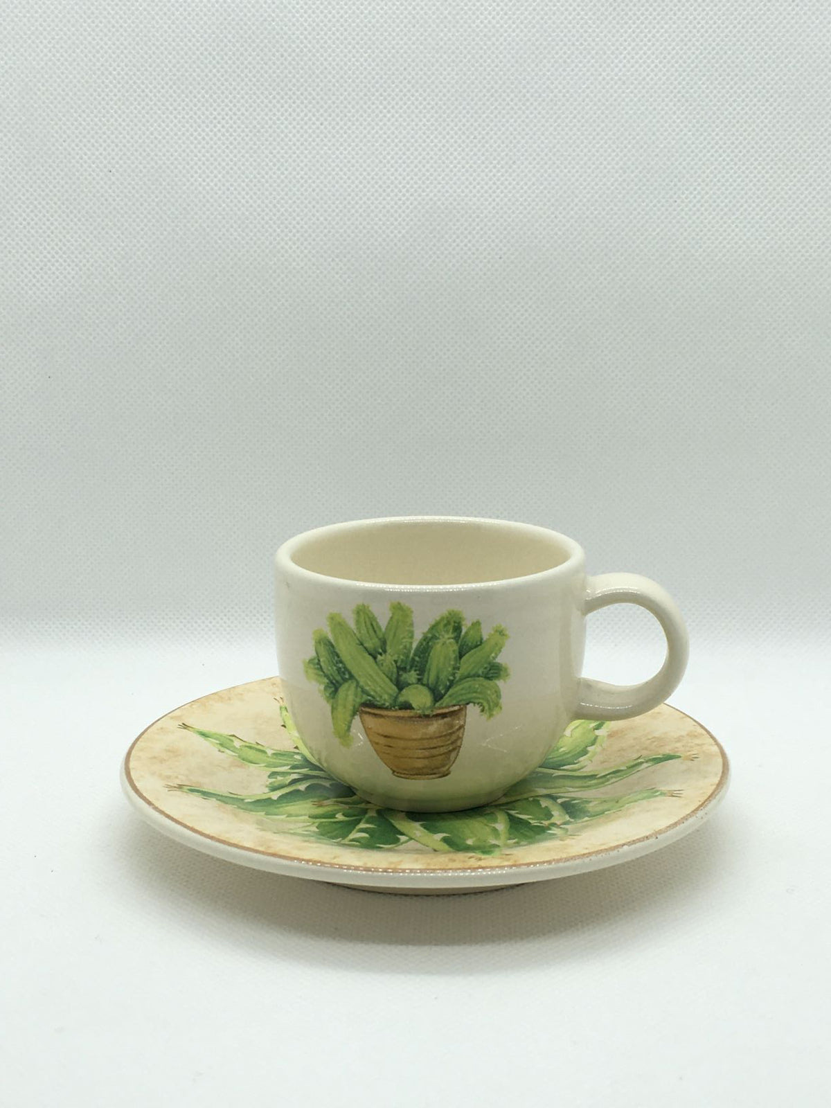 Set di 6 tazzine da caffè con piattino quadrato in ceramica Stoneware decorata. Made in Italy Dimensioni: cm 12,5 x 6 h, capacità: cc. 90 Utilizzabile in lavastoviglie e microonde. In negozio e online su tuttochic.live