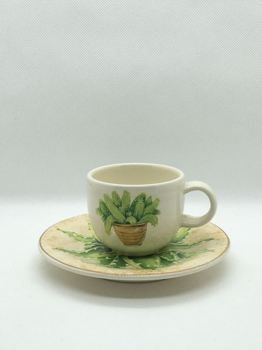 Set di 6 tazzine da caffè con piattino quadrato in ceramica Stoneware decorata. Made in Italy Dimensioni: cm 12,5 x 6 h, capacità: cc. 90 Utilizzabile in lavastoviglie e microonde. In negozio e online su tuttochic.live