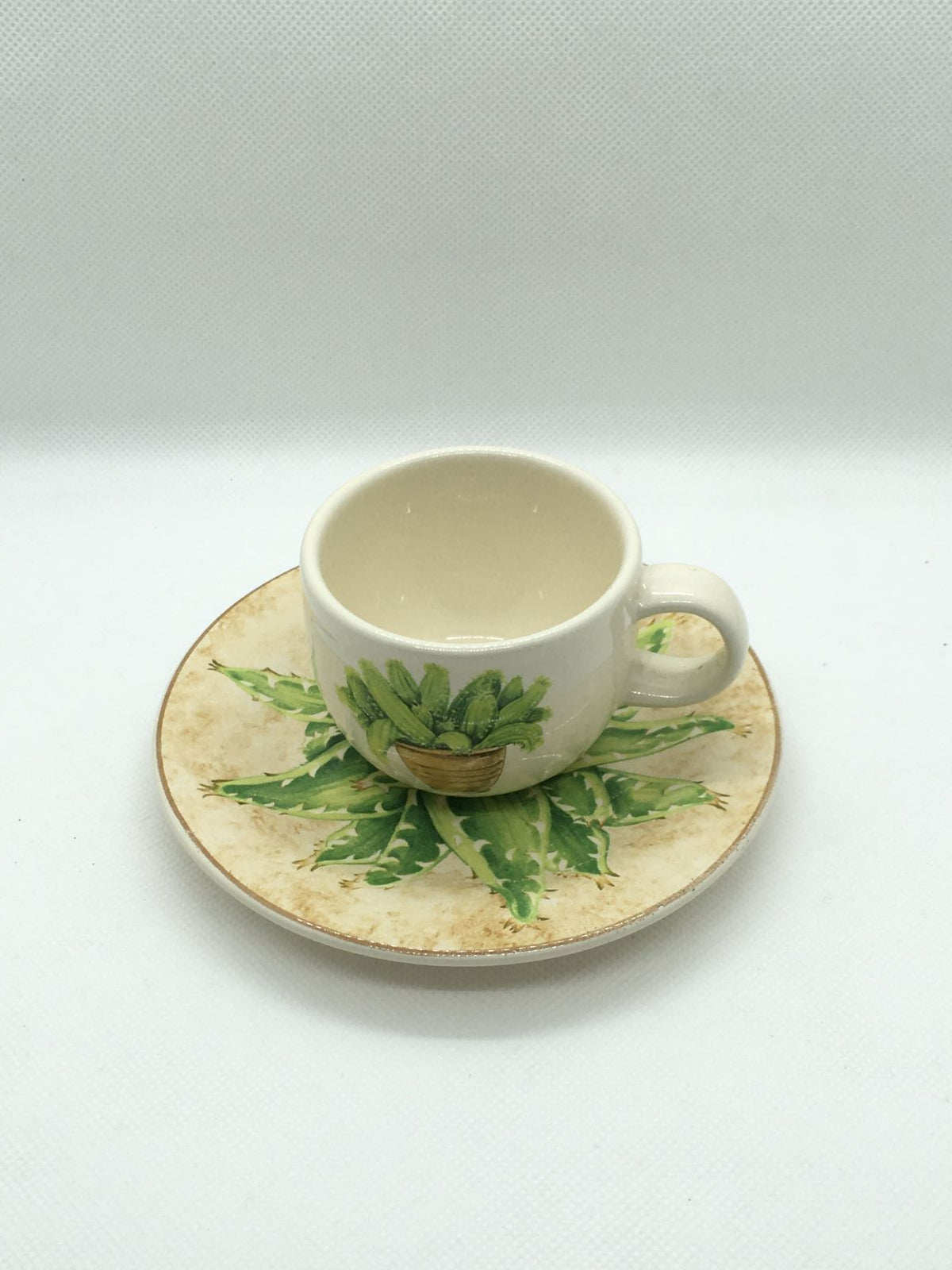 Set di 6 tazzine da caffè con piattino quadrato in ceramica Stoneware decorata. Made in Italy Dimensioni: cm 12,5 x 6 h, capacità: cc. 90 Utilizzabile in lavastoviglie e microonde. In negozio e online su tuttochic.live