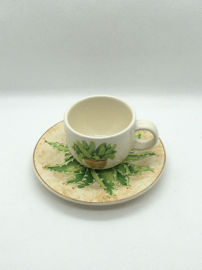 Set di 6 tazzine da caffè con piattino quadrato in ceramica Stoneware decorata. Made in Italy Dimensioni: cm 12,5 x 6 h, capacità: cc. 90 Utilizzabile in lavastoviglie e microonde. In negozio e online su tuttochic.live