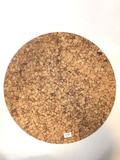 Sottopiatto/Tovaglietta rotonda in sughero sintetico. Prodotto decorativo, non adatti al contatto diretto con alimenti. Dimensioni: Ø 38. In negozio e online su tuttochic.live