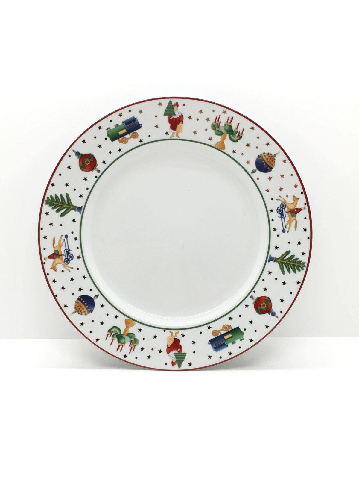 Set di 6 piattini da dolce in porcellana decorata a tema natalizio. Dimensioni: Ø cm 9. In negozio e online su tuttochic.live