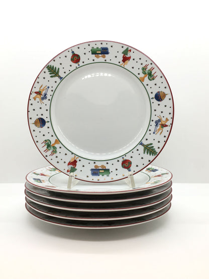 Set di 6 piattini da dolce in porcellana decorata a tema natalizio. Dimensioni: Ø cm 9. In negozio e online su tuttochic.live