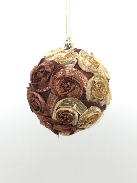 Pallina decorata con rose di tessuto di colore marrone e oro. Decorazione per albero di Natale. Dimensione: diametro mm 80. In negozio e online su tuttochic.live
