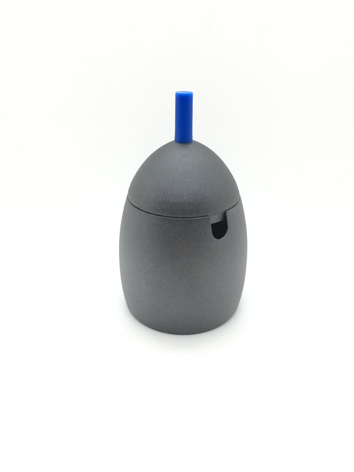 Zuccheriera con coperchio in acciaio inox, lucida all'interno e brunita all'esterno con pomello in plastica di colore blu. Dimensioni: Ø cm 7 x 13 h. In negozio e online su tuttochic.live