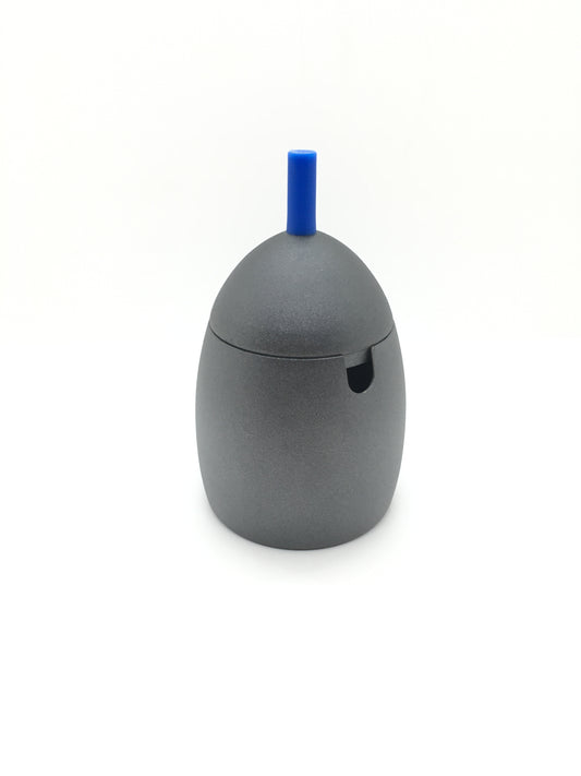 Zuccheriera con coperchio in acciaio inox, lucida all'interno e brunita all'esterno con pomello in plastica di colore blu. Dimensioni: Ø cm 7 x 13 h. In negozio e online su tuttochic.live
