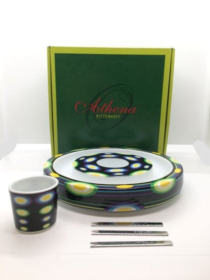 Ciotola per olive o cubetti di formaggio (aperitivi) o come oggetto decorativo, anche come porta candela (t-light), in porcellana decorata da Shinobu Ito nel 2004,&nbsp;Edizione Limitata, della collezione "Athena" di Ritzenhoff. Dimensioni: Ø cm 18,5x 3,5 h.  In negozio e online su tuttochic.live