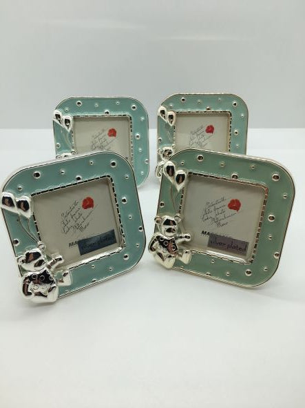 Set di 4 portafoto orsetto in silver smaltato celeste di Mascagni Cornici. Dimensioni: 5,5 x 5,5 foto, 8 x 8 cornice. In negozio e online su tuttochic.live