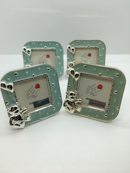 Set di 4 portafoto orsetto in silver smaltato celeste di Mascagni Cornici. Dimensioni: 5,5 x 5,5 foto, 8 x 8 cornice. In negozio e online su tuttochic.live