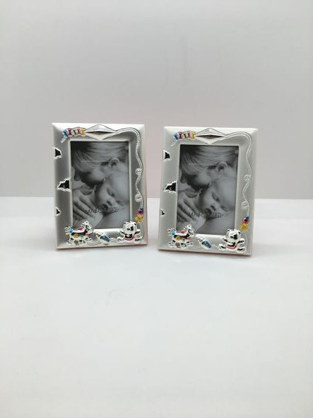 Set di 2 portafoto in silver decorato con retro in velluto di colore rosa di Mascagni Cornici. Dimensioni: 5 x 7,5 foto, 10 x 7,5 cornice. In negozio e online su tuttochic.live