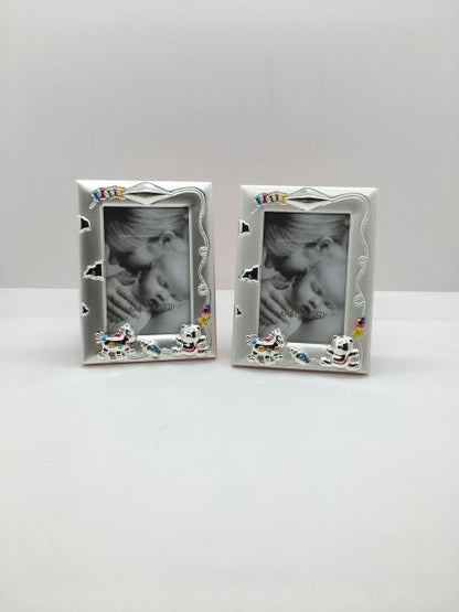 Set di 2 portafoto in silver decorato con retro in velluto di colore rosa di Mascagni Cornici. Dimensioni: 5 x 7,5 foto, 10 x 7,5 cornice. In negozio e online su tuttochic.live