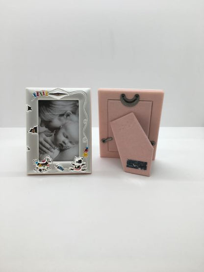 Set di 2 portafoto in silver decorato con retro in velluto di colore rosa di Mascagni Cornici. Dimensioni: 5 x 7,5 foto, 10 x 7,5 cornice. In negozio e online su tuttochic.live