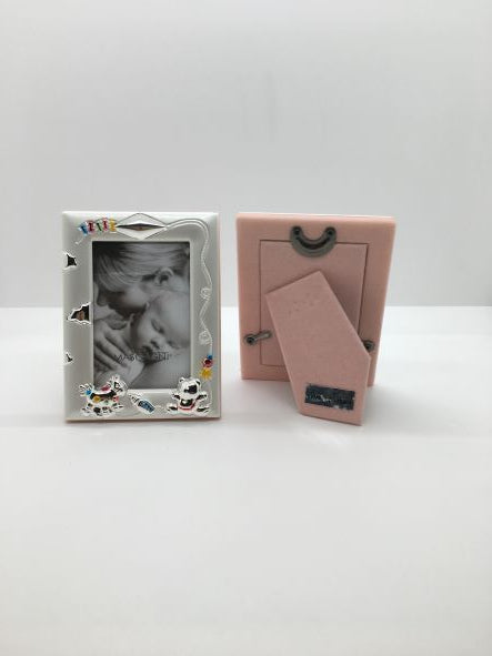 Set di 2 portafoto in silver decorato con retro in velluto di colore rosa di Mascagni Cornici. Dimensioni: 5 x 7,5 foto, 10 x 7,5 cornice. In negozio e online su tuttochic.live