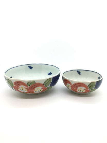 Set da 8 pezzi in porcellana giapponese Saiegawari  custoditi in una scatola in legno, composto da: 4 coppette grandi - dimensioni singola: cm Ø 12,5 x 4,5 4 coppette piccole - dimensioni singola: cm Ø 9 x 4. In negozio e online su tuttochic.live