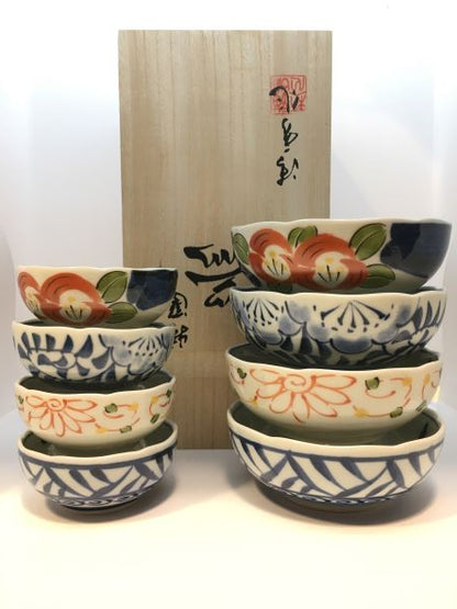Set da 8 pezzi in porcellana giapponese Saiegawari  custoditi in una scatola in legno, composto da: 4 coppette grandi - dimensioni singola: cm Ø 12,5 x 4,5 4 coppette piccole - dimensioni singola: cm Ø 9 x 4. In negozio e online su tuttochic.live
