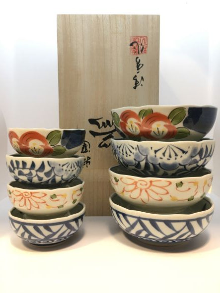 Set da 8 pezzi in porcellana giapponese Saiegawari  custoditi in una scatola in legno, composto da: 4 coppette grandi - dimensioni singola: cm Ø 12,5 x 4,5 4 coppette piccole - dimensioni singola: cm Ø 9 x 4. In negozio e online su tuttochic.live