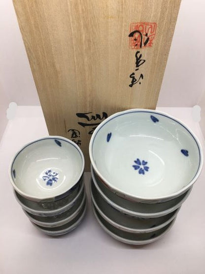 Set da 8 pezzi in porcellana giapponese Saiegawari  custoditi in una scatola in legno, composto da: 4 coppette grandi - dimensioni singola: cm Ø 12,5 x 4,5 4 coppette piccole - dimensioni singola: cm Ø 9 x 4. In negozio e online su tuttochic.live
