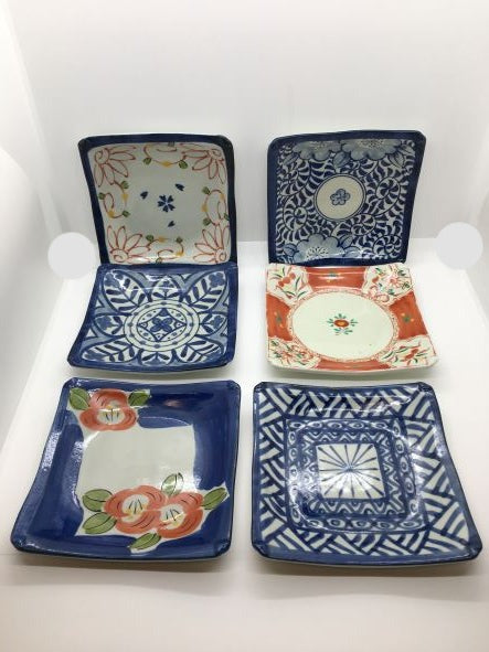 Set di 6 piattini in porcellana giapponese Saiegawari con cestino in vimini di colore nero. Dimensioni: piattino cm 14 x 14 - cestino cm 19, 5 x 25 (con manici) x 11,5 h (con manici). In negozio e online su tuttochic.live